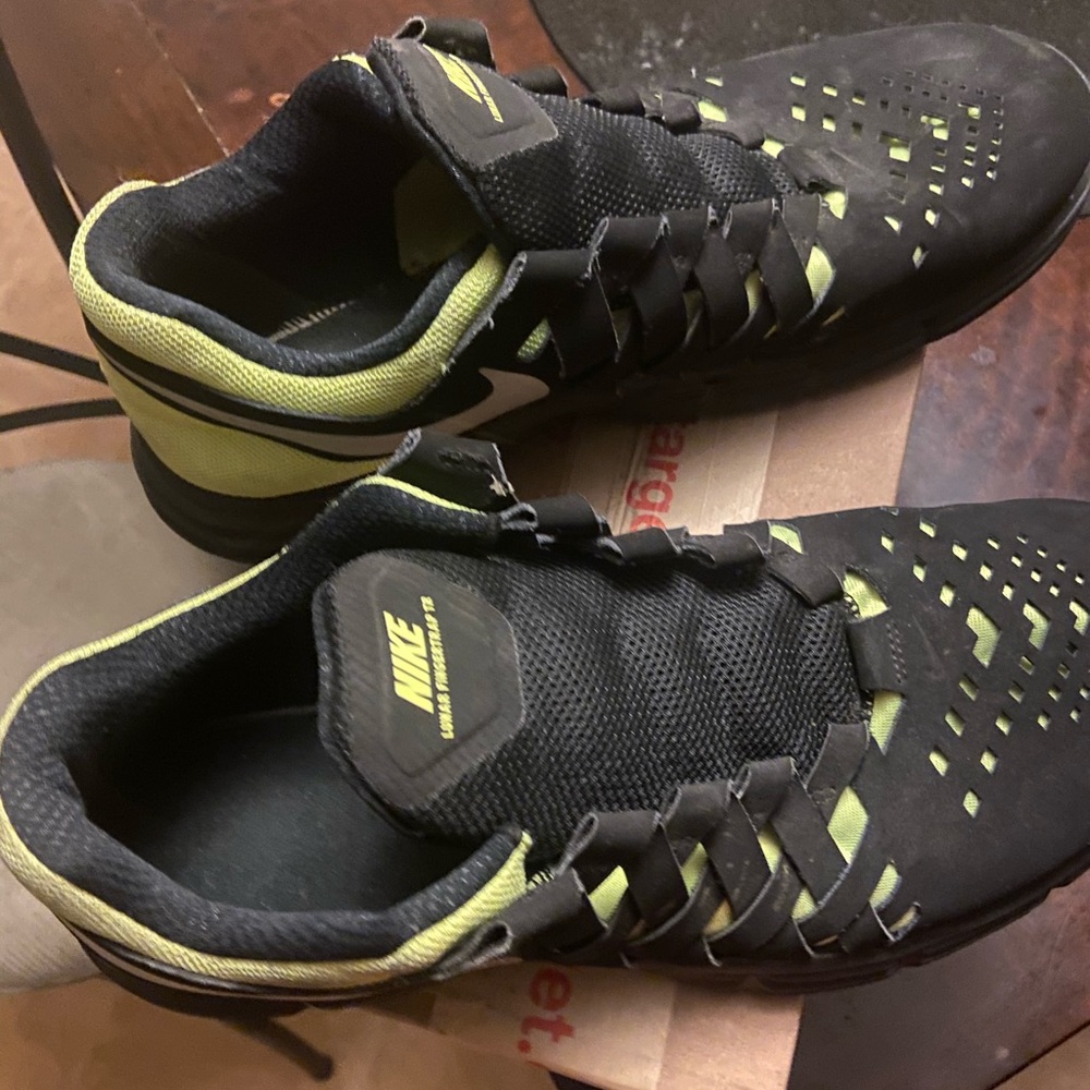 13 men’s black and yellow Nikes